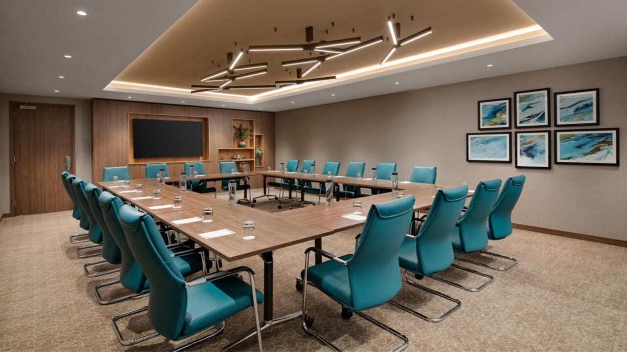 Holiday Inn London Gatwick - Worth By Ihg Copthorne  Exterior photo
