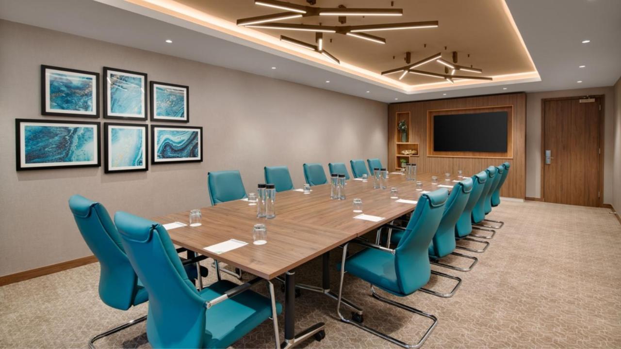 Holiday Inn London Gatwick - Worth By Ihg Copthorne  Exterior photo