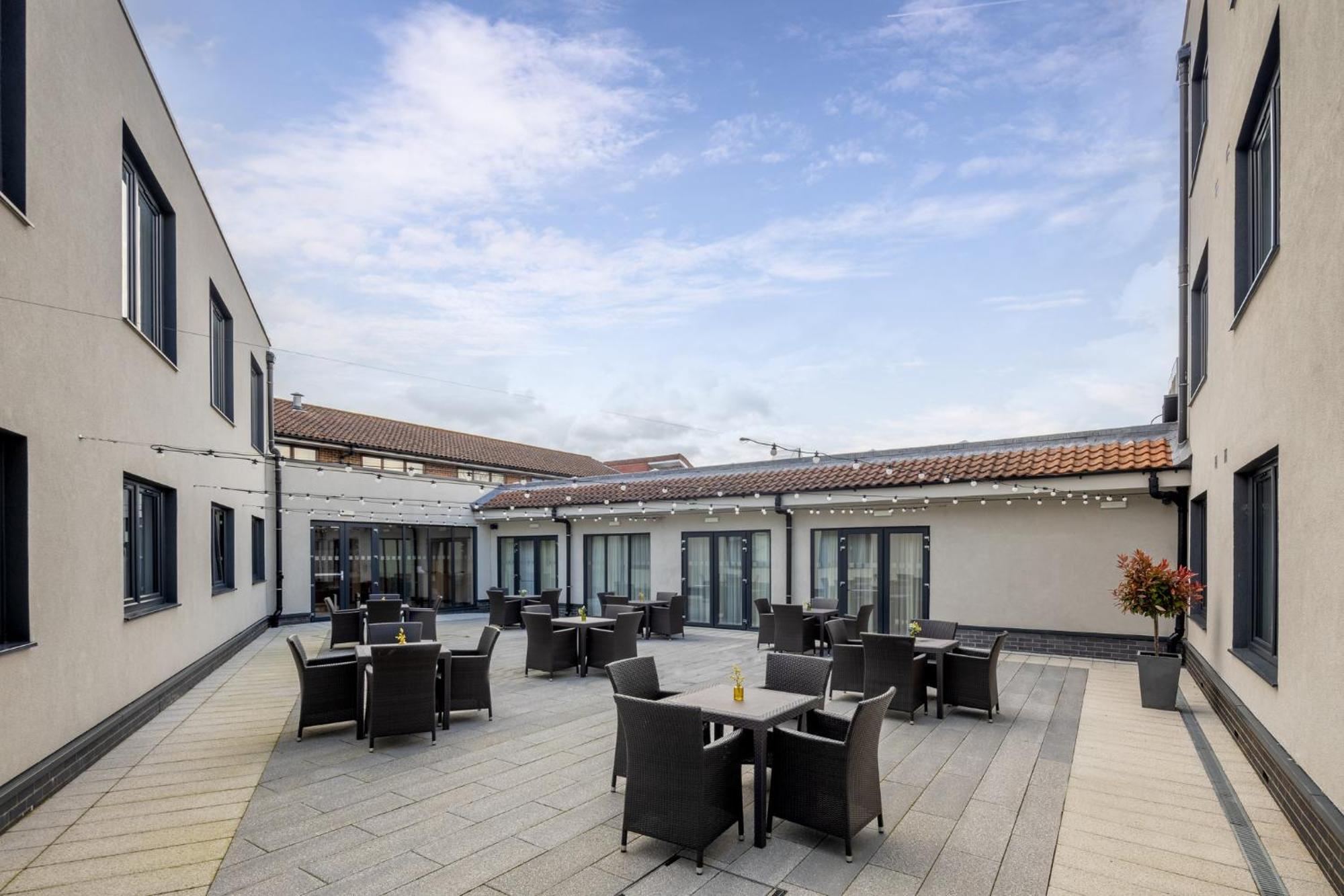 Holiday Inn London Gatwick - Worth By Ihg Copthorne  Exterior photo
