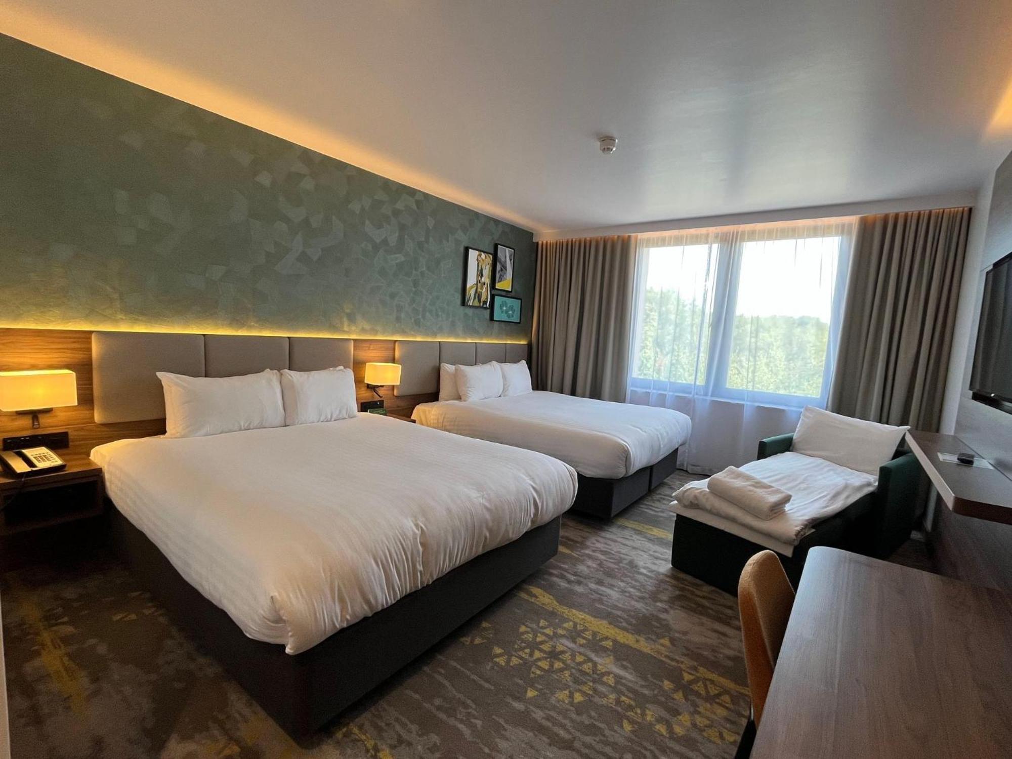 Holiday Inn London Gatwick - Worth By Ihg Copthorne  Exterior photo