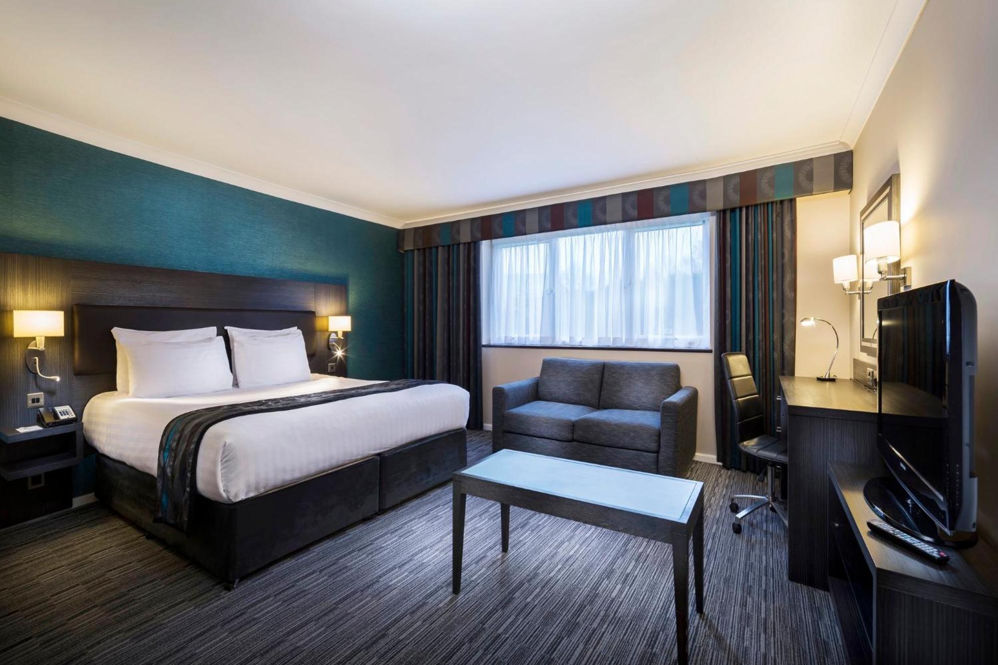 Holiday Inn London Gatwick - Worth By Ihg Copthorne  Exterior photo